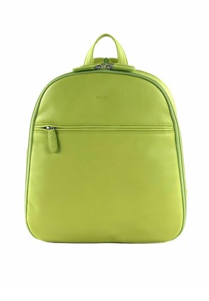 Sac à dos en cuir vert vif avec poignée supérieure, poche avant zippée et fermeture à double zip sur fond blanc.