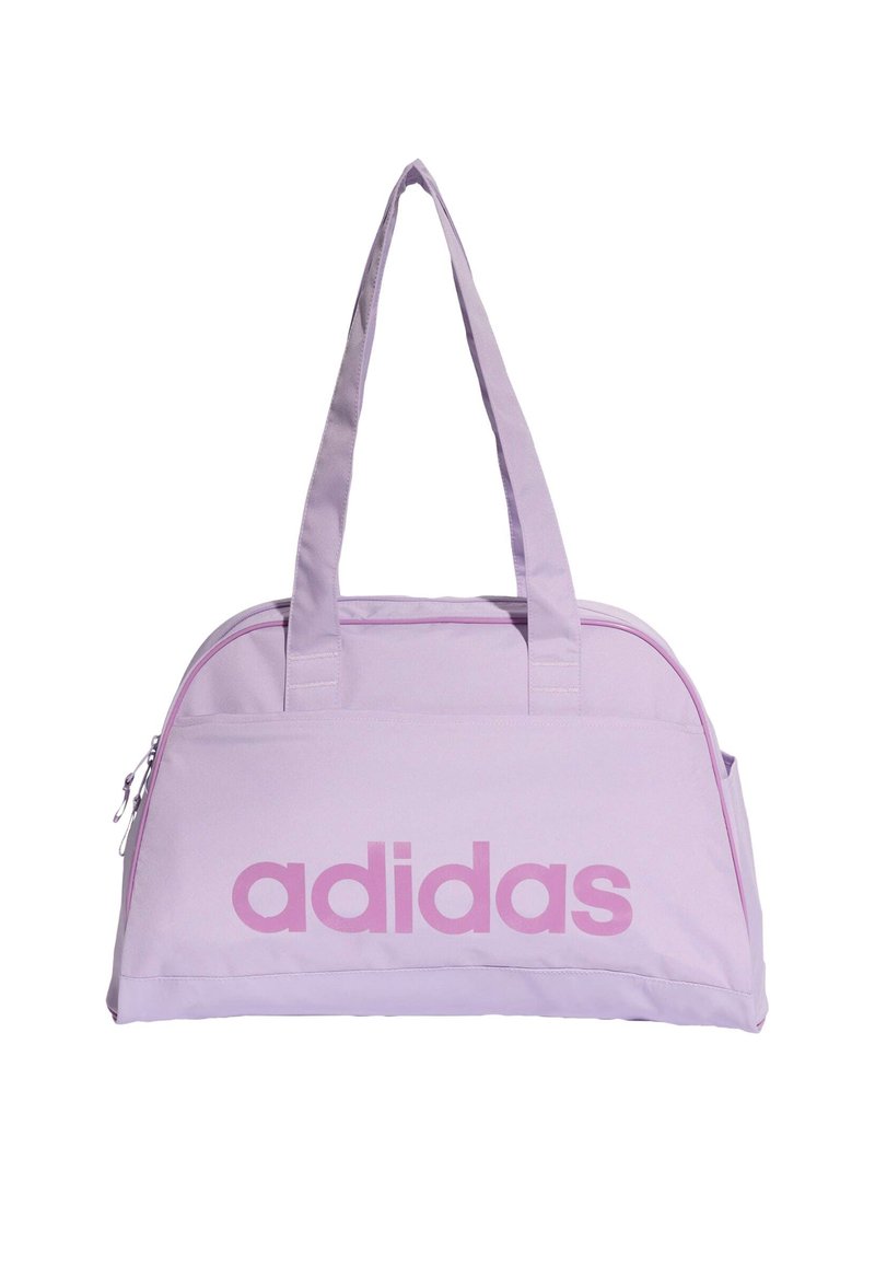 Sac de sport Adidas violet avec deux poignées solides, fermeture zippée et un logo rose bien visible à l'avant, fabriqué en tissu durable.