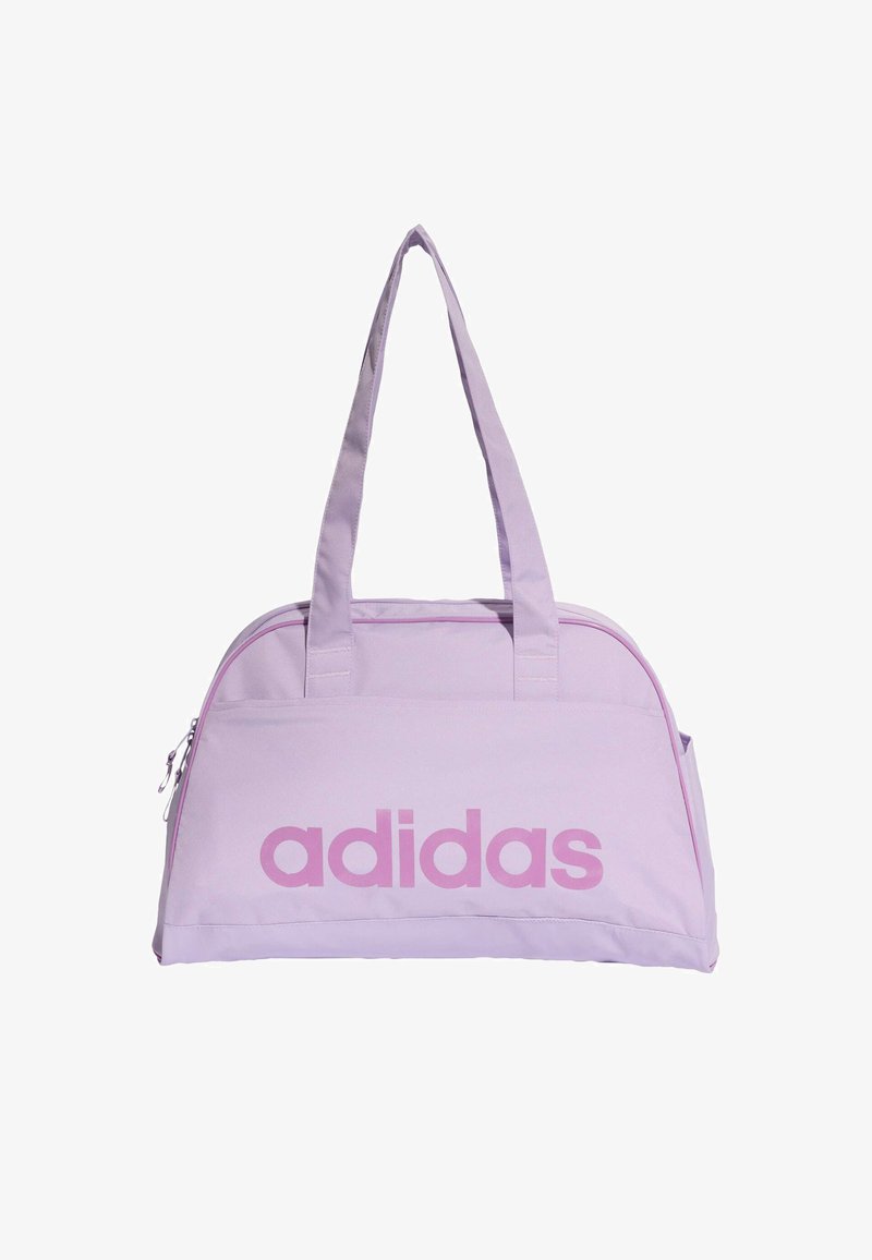 Sac de sport Adidas violet avec deux poignées solides, fermeture zippée et un logo rose bien visible à l'avant, fabriqué en tissu durable.