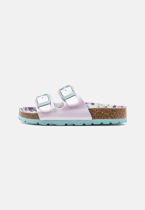 Sandale à deux brides avec une tige synthétique lilas, une semelle bleu clair et une semelle intermédiaire en liège avec une semelle intérieure à motif coloré.