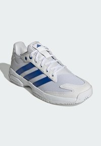 Baskets blanches avec des rayures bleues, tige en mesh texturé, bout renforcé et collier rembourré. Elles possèdent une semelle en caoutchouc pour une bonne traction.