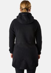 Schwarzer Fleece-Mantel mit Kapuze, langen Ärmeln und abgerundetem Saum. Hat eine weiche Textur und ein Logo an der hinteren Halslinie.