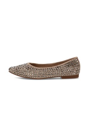 Zapato plano beige con punta puntiaguda, cubierto con pequeños remaches plateados distribuidos uniformemente y una suela fina marrón.