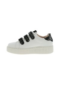 Witte leren sneaker met zwarte textuuraccenten en drie zwarte elastische bandjes. Voorzien van een dikke, geweven witte zool. Zijaanzicht weergegeven.