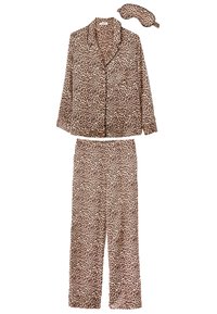 Ensemble de pyjama imprimé léopard en tissu doux, comprenant une chemise boutonnée avec une poche poitrine et un pantalon à taille élastique. Comprend un masque pour les yeux assorti.