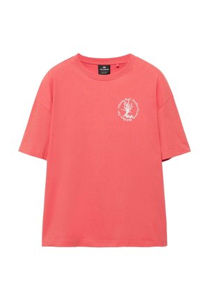 Korallszínű rövid ujjú, kerek nyakú póló kis fehér korallzátony grafikával és kör alakú felirattal a bal mellkason, Pull&Bear címkével a gallér belsejében.