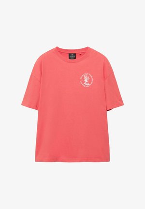 Korallszínű rövid ujjú, kerek nyakú póló kis fehér korallzátony grafikával és kör alakú felirattal a bal mellkason, Pull&Bear címkével a gallér belsejében.