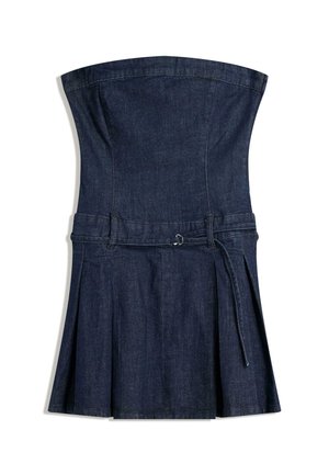 Denim strapless kjole med en figursyet top, en udfoldet nederdel og et bindebælte. Har mørkeblå farve og en glat, struktureret overflade.
