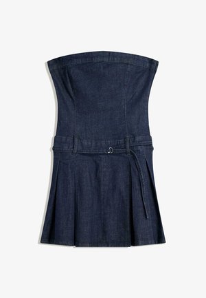 Denim strapless jurk met een aansluitende lijfzijde, een uitlopende rok en een strikceintuur. Heeft een donkerblauwe kleur en een gladde, gestructureerde oppervlakte.