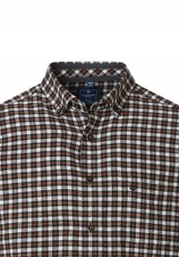 Braun-weiße karierte Button-Up-Hemd mit dunklen Akzenten, ausgestattet mit einem klassischen Kragen und einer Brusttasche, hergestellt aus einem strukturierten Baumwollstoff.