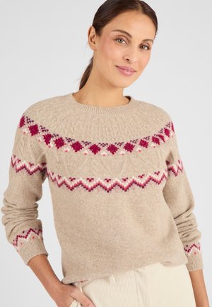 Suéter beige con cuello redondo, mangas largas y punto texturizado. Presenta un patrón colorido de diamantes rojos y morados a lo largo del yugo.