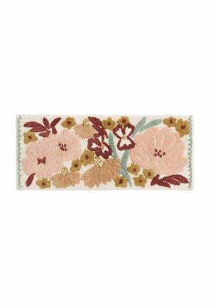 Tapis rectangulaire avec un motif floral comprenant de grandes fleurs roses et marron, de petites fleurs jaunes et des feuilles vertes sur fond blanc.