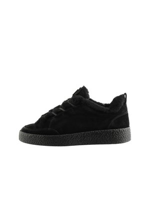 Sort lav sneakersko med tekstureret sål og blødt plysfor, med snørelukning og en trækflig bag på hælen.