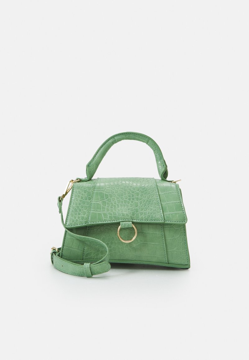 Sac à main vert à motif crocodile avec un design structuré, une poignée supérieure et une bandoulière amovible. Éléments en métal doré en forme d'anneau.