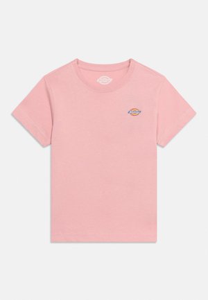 Pinkes T-Shirt mit kurzen Ärmeln und Rundhalsausschnitt mit kleinem mehrfarbigem Dickies-Logo auf der linken Brust.