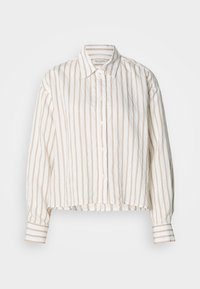 Chemise blanche manches longues à boutons avec des rayures verticales beiges et un col classique, tissu légèrement froissé.