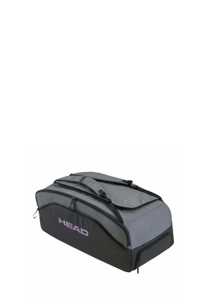 Bolsa de deporte rectangular negra y gris con compartimentos con cremallera y logo "HEAD" en rosa en el lateral, con correas dobles para llevar en la parte superior.