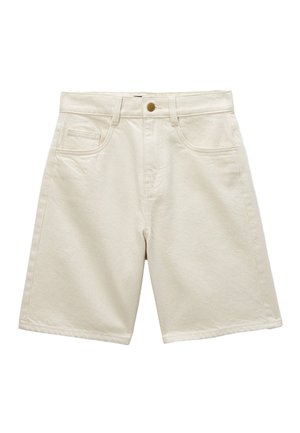 Short en denim couleur crème avec bouton à l’avant, passants pour ceinture, deux poches latérales et une petite poche à monnaie sur fond blanc.