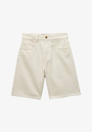 Short en denim couleur crème avec bouton à l’avant, passants pour ceinture, deux poches latérales et une petite poche à monnaie sur fond blanc.