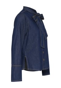Camicia di denim blu scuro con colletto a fiocco, bottoni frontali e cuciture gialle a contrasto. Presenta delle spacco laterali e maniche lunghe.