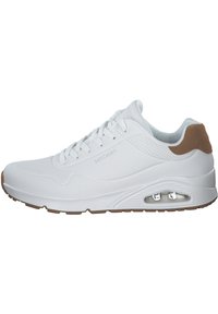 Scarpe da ginnastica bianche con una parte superiore in sintetico liscio, dettagli perforati e un accento beige sul tallone. Ammortizzazione ad aria nella suola.