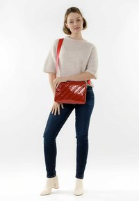 Emily & Noah BELINDA - Bandolera - red