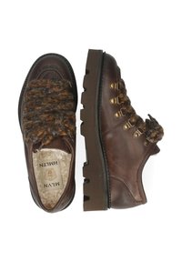 Braune Lederschuhe mit einer groben, strukturierten Sohle und einem geflochtenen Wollakzent über den Schnürsenkeln; inklusive goldenen Beschlägen und einem weichen Futter.