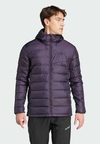Lila Puffjacke mit Reißverschluss, Kapuze und gestepptem Design. Leicht, mit glatter Textur und Logodetail auf der Brust.