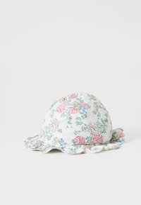 Sombrero tipo cubo de algodón con un patrón floral en blanco con flores en rosa, verde y azul; presenta un ala arrugada y una textura suave.