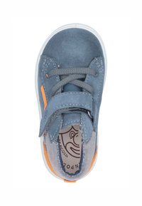 Blaue Wildleder-Sneaker mit grauen Schnürsenkeln, Klettverschluss, weißer Sohle und orangefarbenen Akzenten. Das Innere hat ein Cartoon-Logodesign.