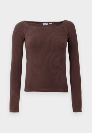 Top long à manches longues marron à col carré, fabriqué en tissu doux, présentant une silhouette ajustée et un léger stretch.