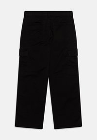 Schwarze Cargo-Hosen mit lockerem Sitz. Verfügt über zwei Seitentaschen, zwei Gesäßtaschen und eine glatte, matte Textur.