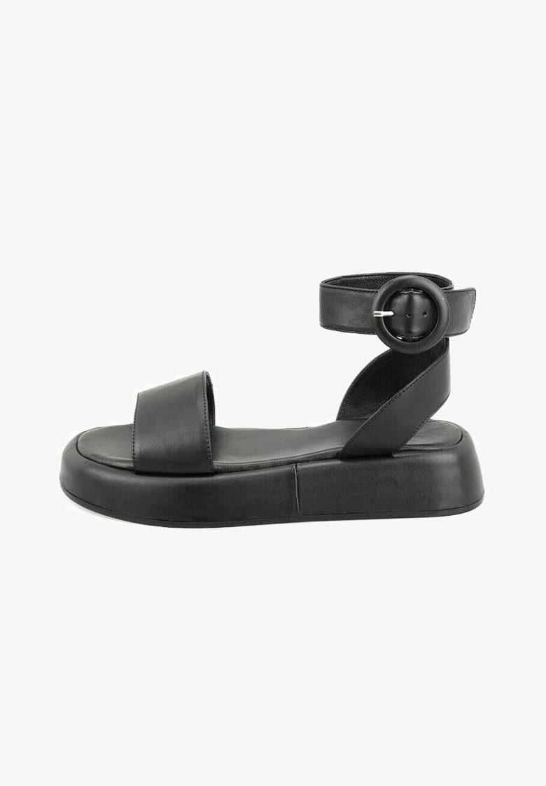 Sandales à plateforme noires avec un dessus en cuir synthétique lisse. Présente une large sangle à l'avant et une sangle cheville réglable avec une boucle circulaire.