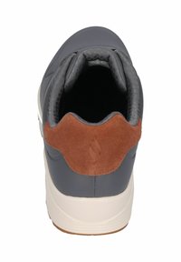 Zapatilla gris con un upper suave, un detalle en ante marrón en el talón y una suela blanca texturizada. Interior forrado para mayor comodidad con un cuello acolchado.