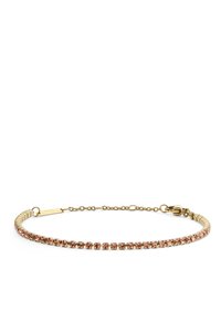 Bracciale in oro con pietre rosa e trasparenti, dotato di una catena collegata e chiusura a gancio. Il design è elegante e presenta una consistenza sottile.