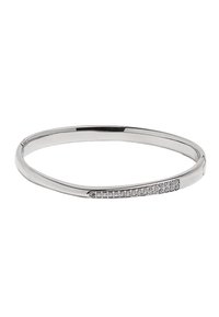 Srebrna bransoletka w formie bangle o gładkim, zakrzywionym wzorze, z rzędem osadzonych przezroczystych kryształów po jednej stronie. Gładka, metaliczna tekstura.