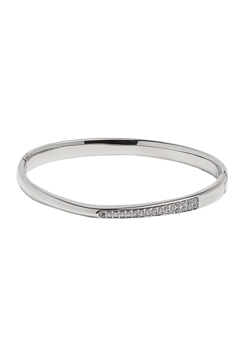 Srebrna bransoletka w formie bangle o gładkim, zakrzywionym wzorze, z rzędem osadzonych przezroczystych kryształów po jednej stronie. Gładka, metaliczna tekstura.