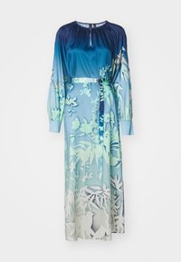 Langes, fließendes Kleid mit einem Ombre-Verlauf von tiefblau zu hellaquamarin, verziert mit botanischen Drucken in Weiß und sanftem Grün. Elastische Ärmel und ein Gürtel.
