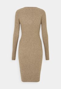 Robe en tricot à manches longues côtelée de couleur beige douce, avec une silhouette ajustée, atteignant le mollet, dotée d'un col rond et d'une texture subtile sur l'ensemble.
