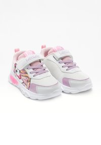 Sneakers sportivi bianchi con dettagli rosa, parte superiore in rete, grafica di unicorno, cinturino in Velcro e suola testurizzata. Presentano un'imbottitura morbida per il comfort.