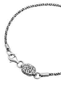 Silver vriden kedjearmband med en texturerad spänne och släta delar, som visar upp intrikata detaljer och reflekterande ytor.