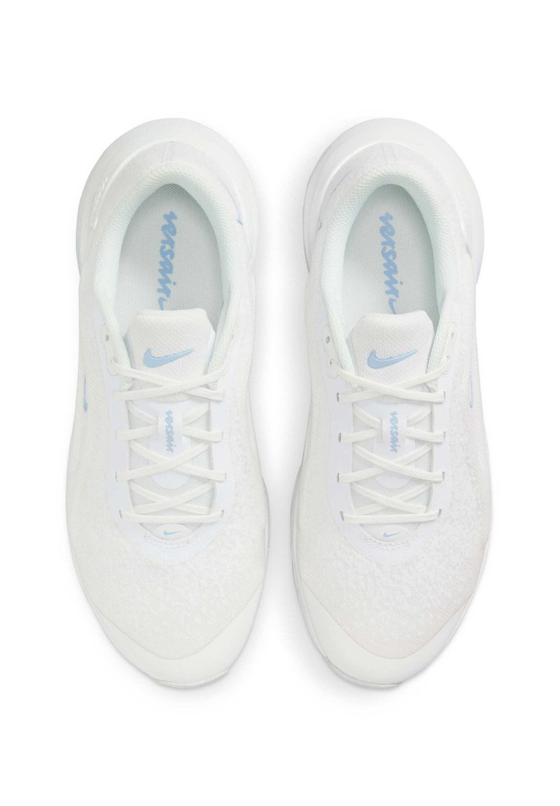 Scarpe da atletica bianche con tomaia texturizzata, suole lisce e dettagli azzurri. Presentano lacci e un logo sui lati.