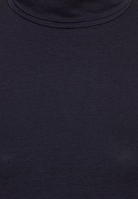 Marineblaue Rollkragenoberteil aus weichem, elastischem Material. Verfügt über ein eng anliegendes Design und eine glatte, gleichmäßige Textur ohne Muster.