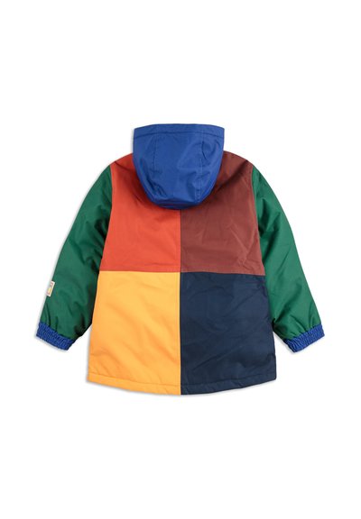 Veste colorée en patchwork avec une capuche bleue. Comprend quatre couleurs principales : vert, orange, marron et marine. Manches élastiques et étiquette sur la manche.