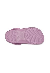Onderzijde van een roze Crocs sandaal, met een Gepatenteerde zool en band, ontworpen voor comfort en casual gebruik.