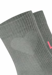 Graue Baumwollmischungssocken mit gerippter Textur, dekoriert mit einem Herzdesign in hellerer Farbe und einem "L" in leuchtendem Pink an der Seite.