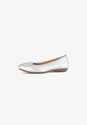 Ballerines en cuir argenté avec un bout rond, un accent nœud décoratif à l'avant et une semelle en caoutchouc plate. Texture lisse.