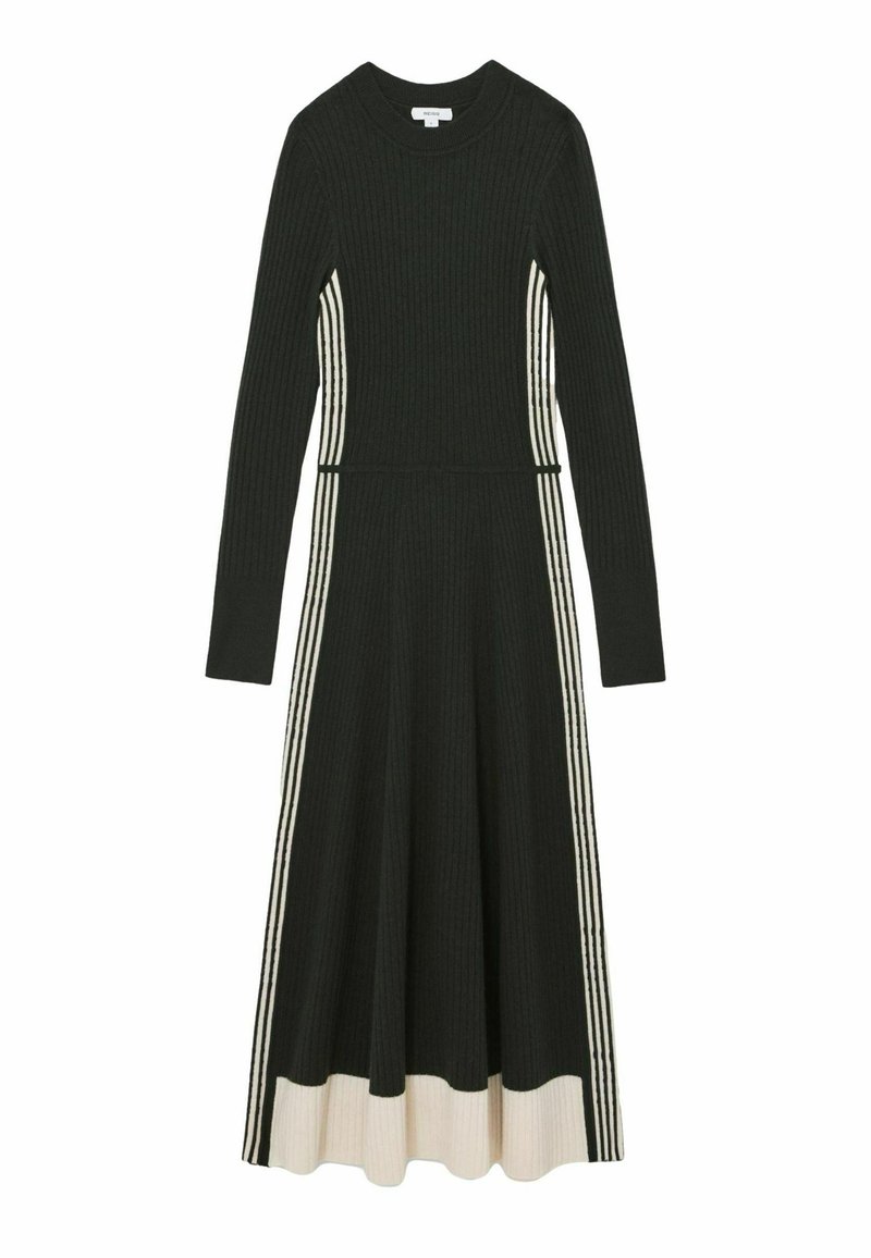 Robe en maille vert foncé à manches longues, texture côtelée, avec des bandes latérales blanches et une jupe évasée avec un ourlet clair contrastant.