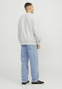 Jack & Jones MIT RUNDHALS - Sudadera - white melange