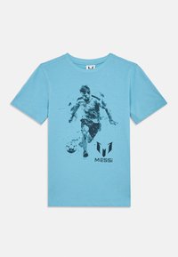 Γαλάζιο βαμβακερό μπλουζάκι με γραφική εκτύπωση ποδοσφαιριστή σε δράση, με μαύρο κείμενο "MESSi" και αριθμό φανέλας "10."